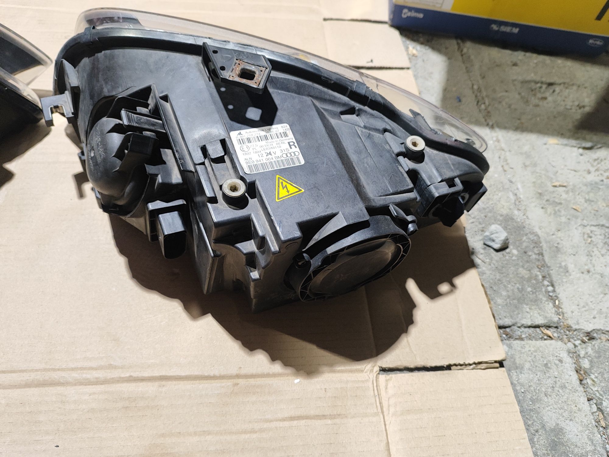 Lampy przednie Bi-xenon Audi A4 b7 po kompletnej regeneracji.