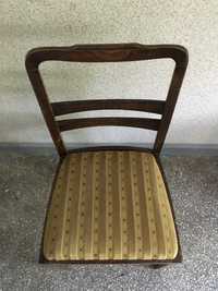 Zabytkowe drewniane krzesła