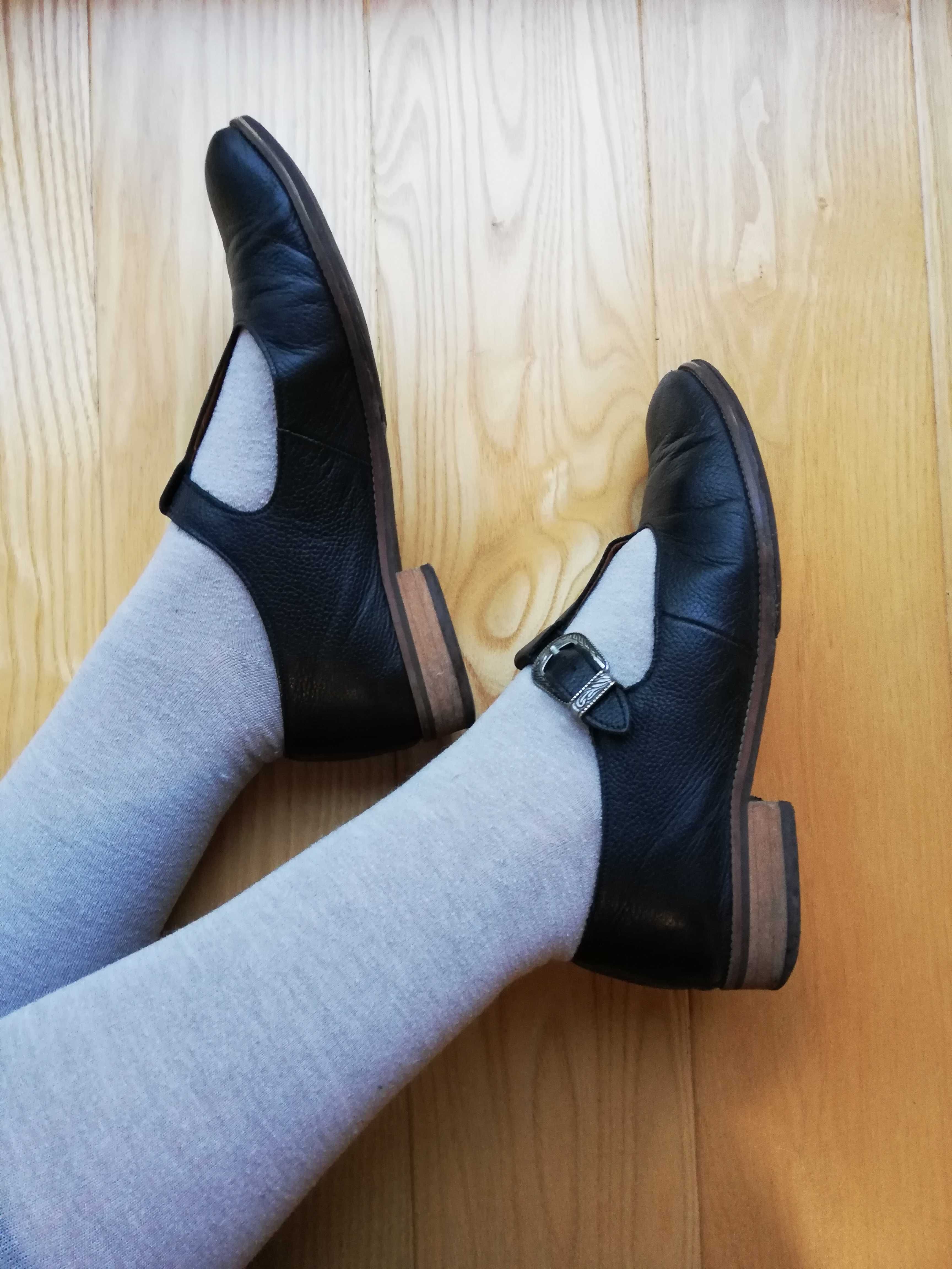 buty skórzane z klamrą w stylu retro