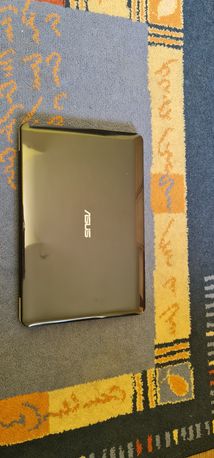 Laptop firmy ASUS Desktop-Qhelscs
