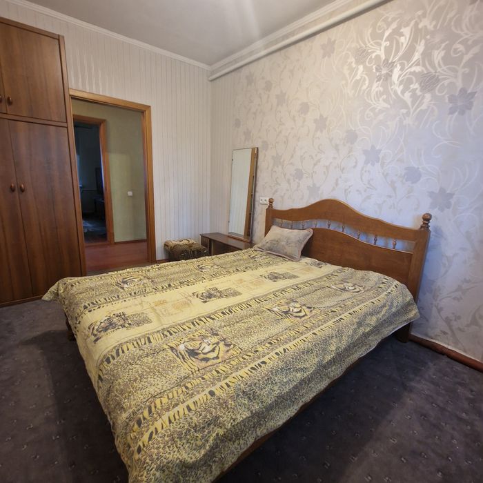 Горенка.  Будинок з великою ділянкою.