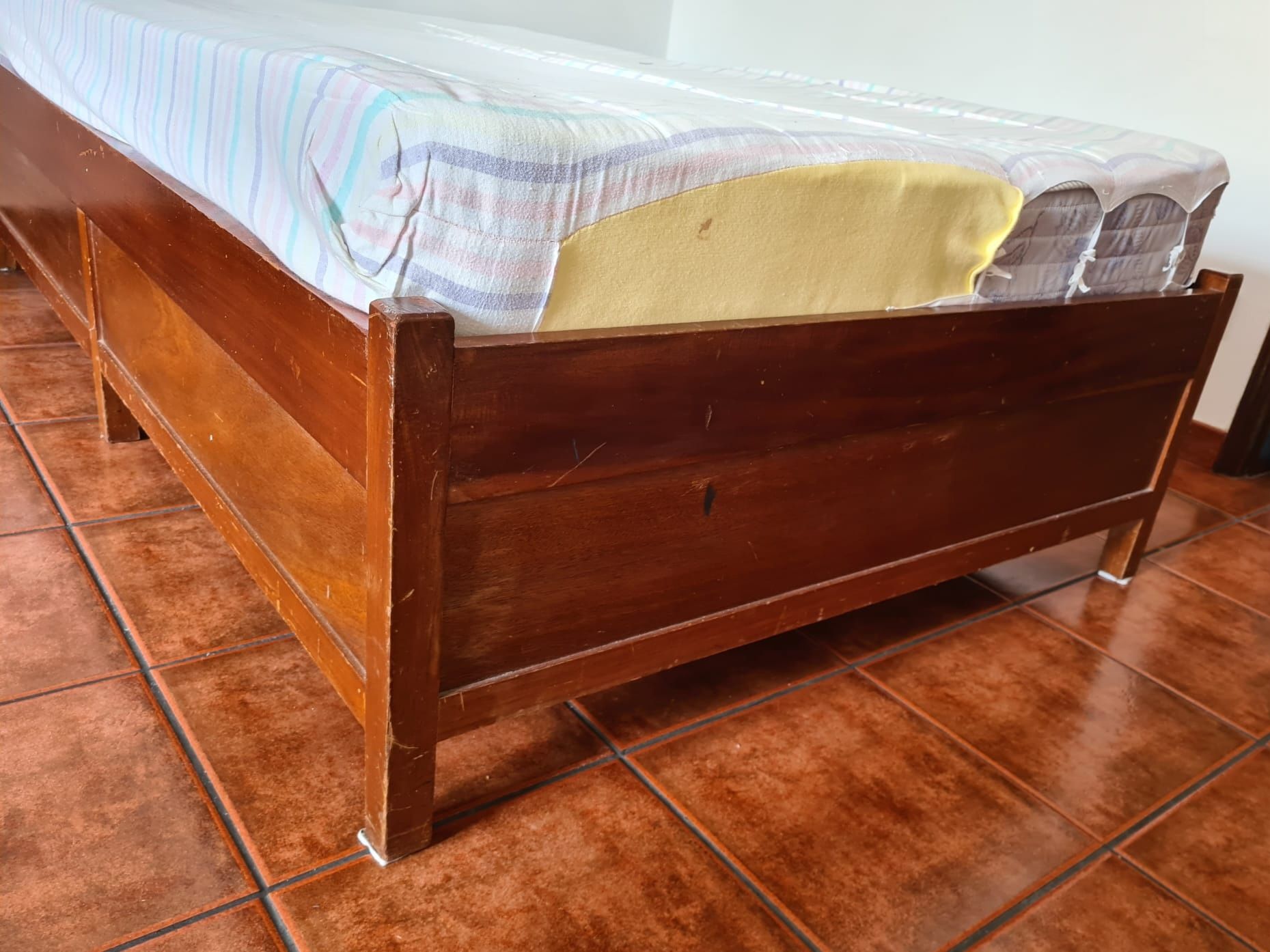 Cama pessoa e meia com colchão