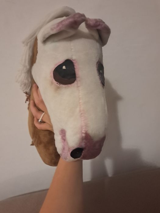 Brązowo biały hobby horse