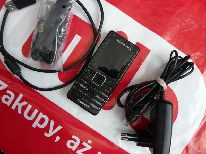 Sony Ericsson K770i + ładowarka, przewód USB