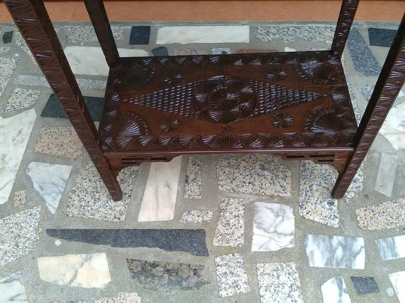 Mesa da era medieval maciça esculpida centro veludo pintado á mão