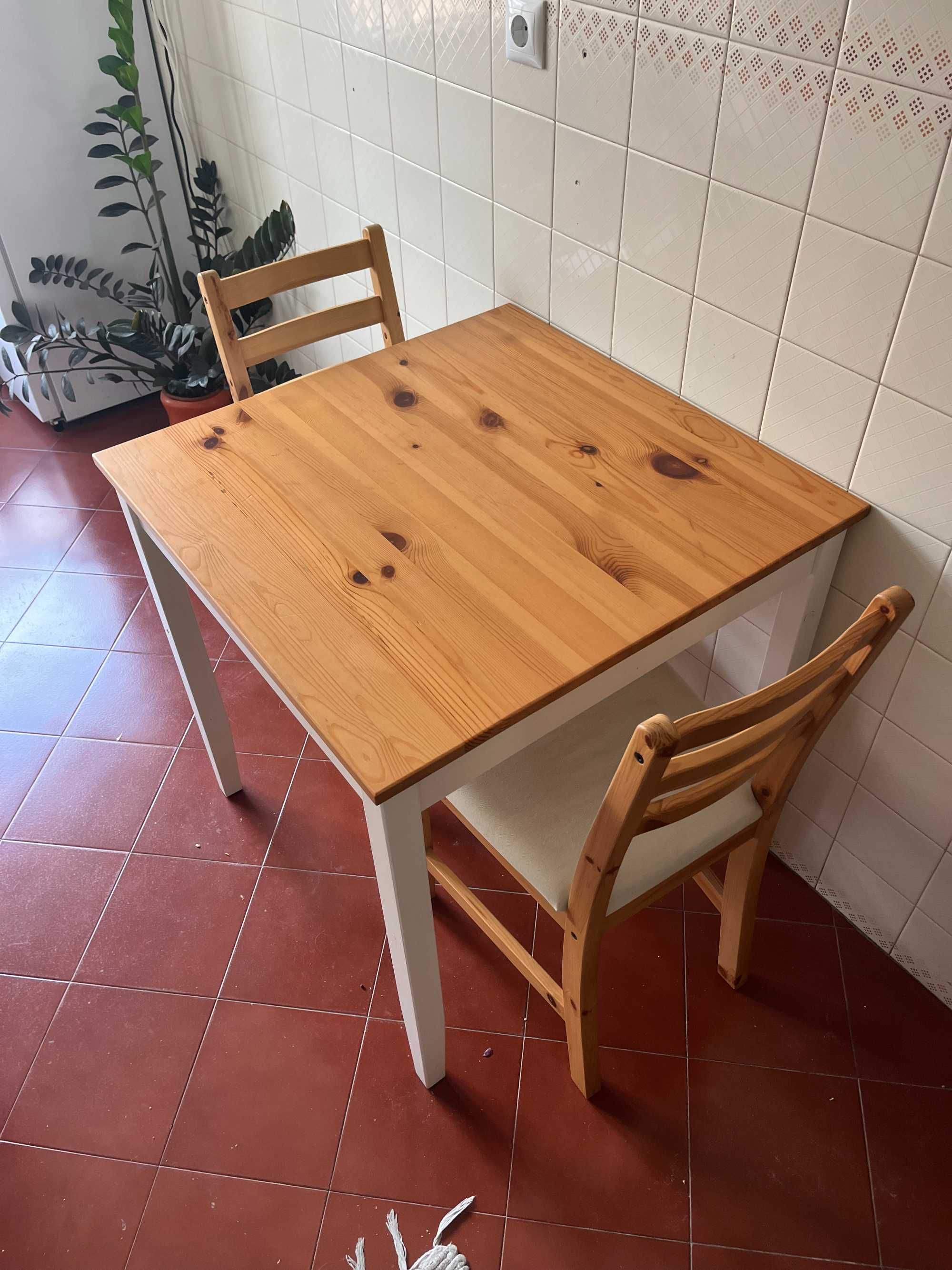 Mesa e cadeiras de madeira