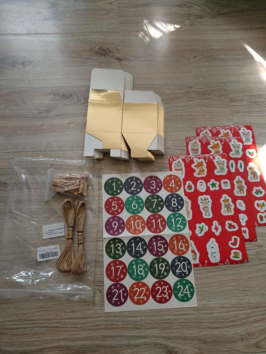 Kalendarz adwentowy pudełka DIY 24 sztuki na sznurku do montażu 9x9 cm