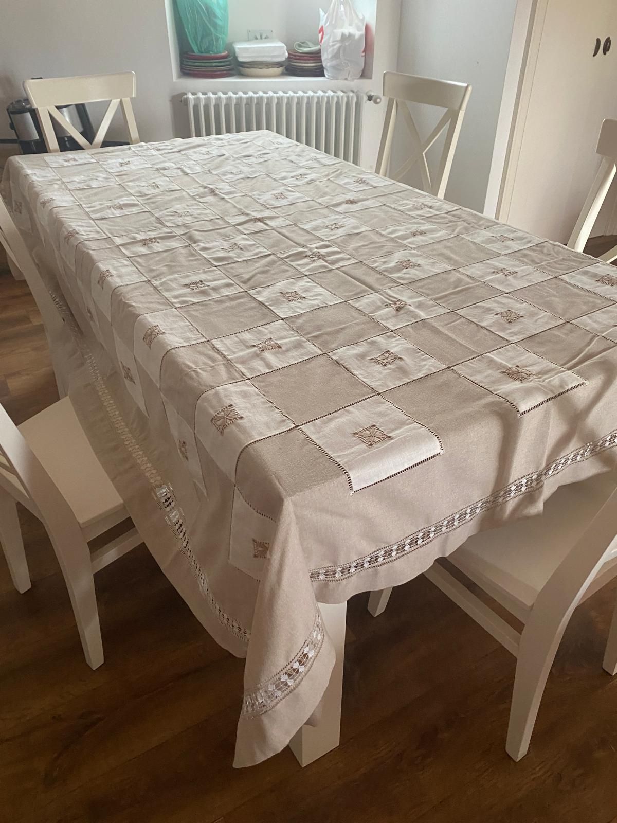 Toalha de mesa de renda com bainha aberta