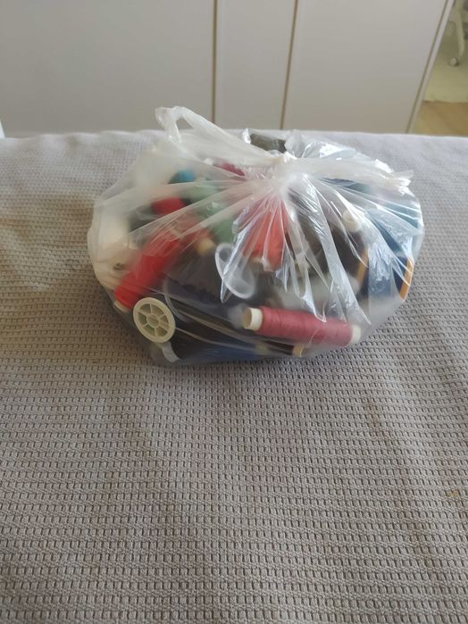 Nici do szycia, ciemne kolory