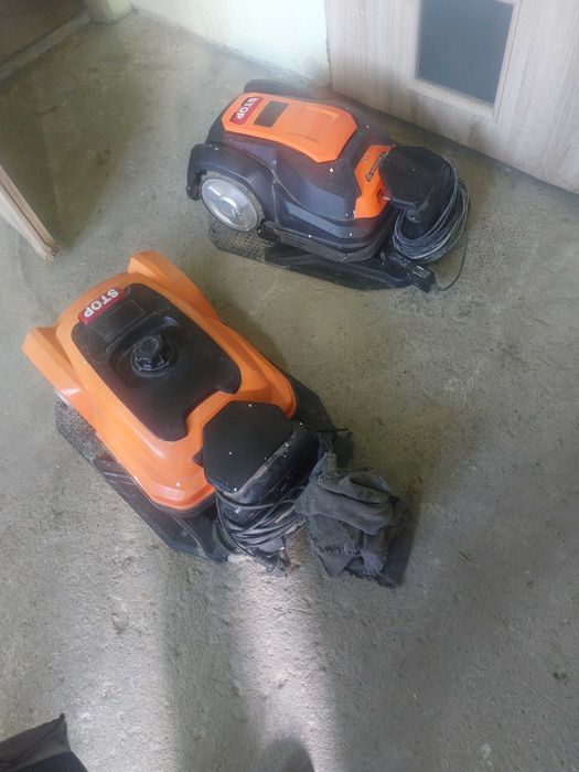 Roboty koszące z bazami zasilaczami drutem lecz z 1 baterią