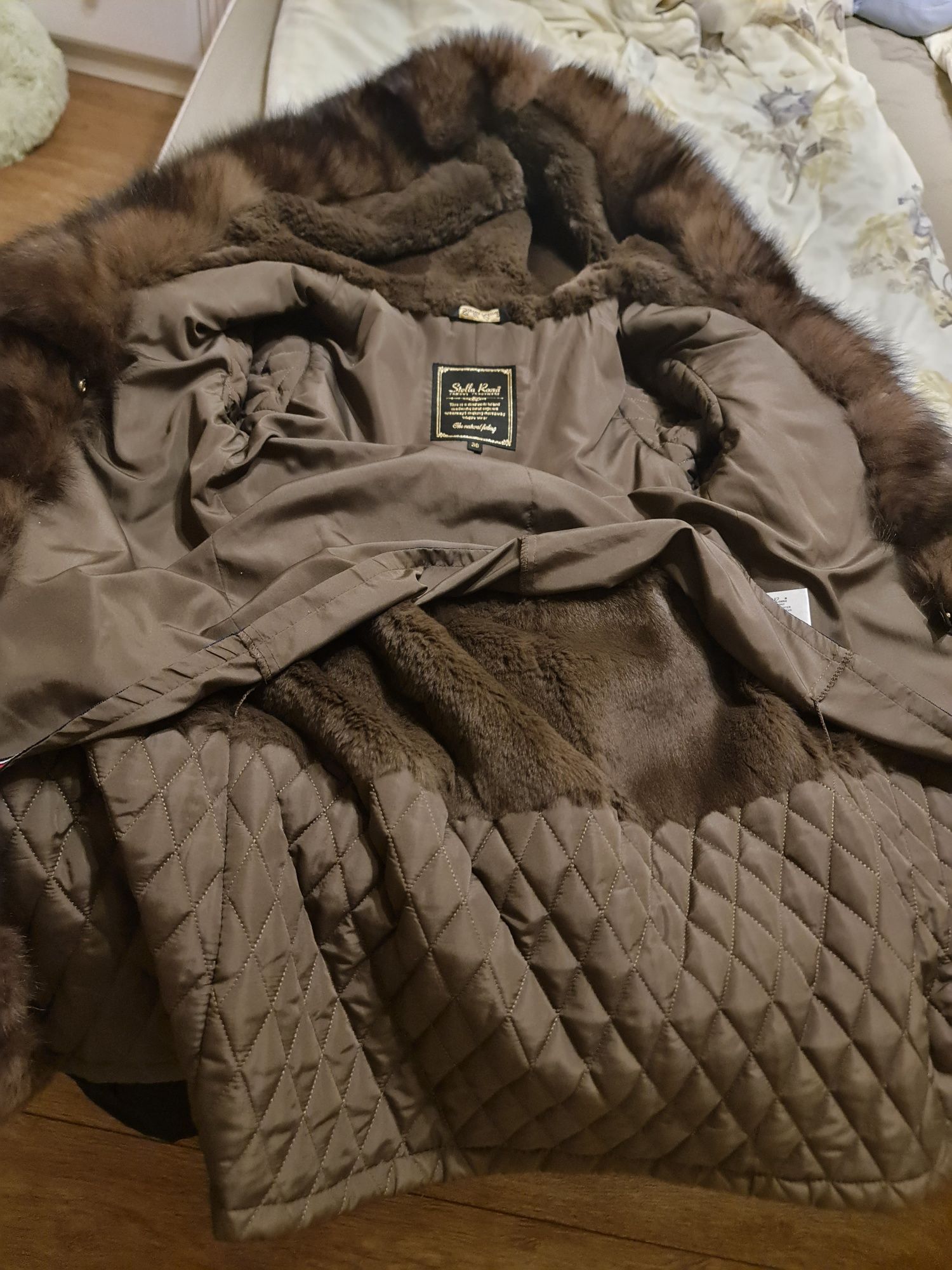 Продам женскую итальянскую куртку-парку, натуральный мех.