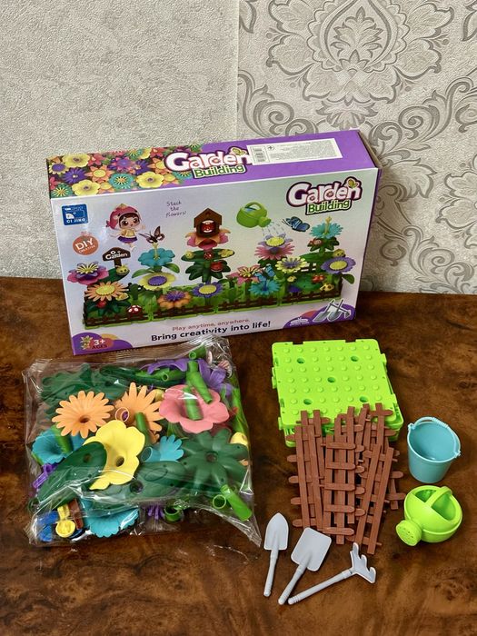 Конструктор квітковий сад   квіти , рослини , комахи.124  деталей
