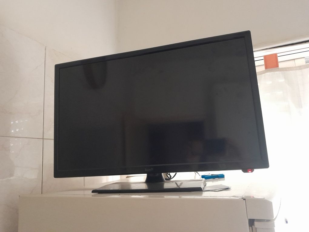 1tv pequena e 2tvs médias