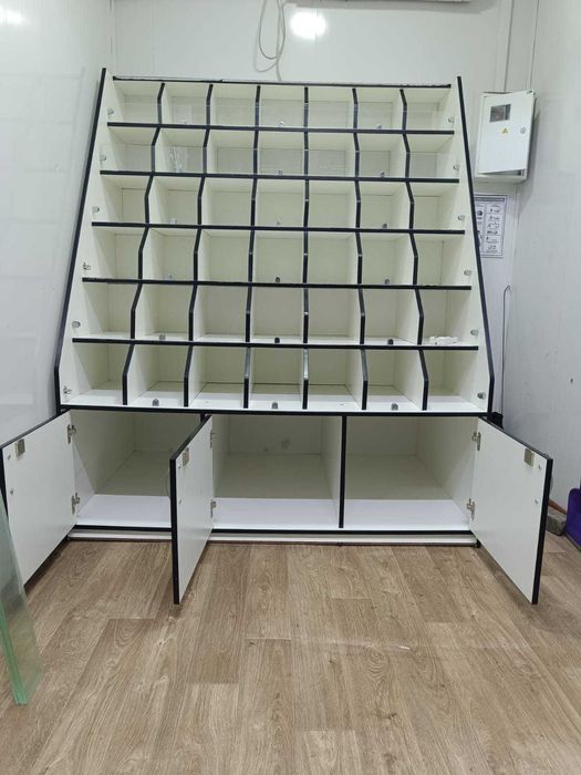 Продам торгівельні стелажі,прилавок.
