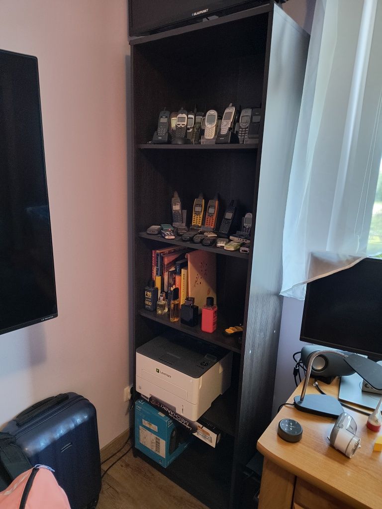 Regał stojący w kolorze wenge – wysoki, pojemny