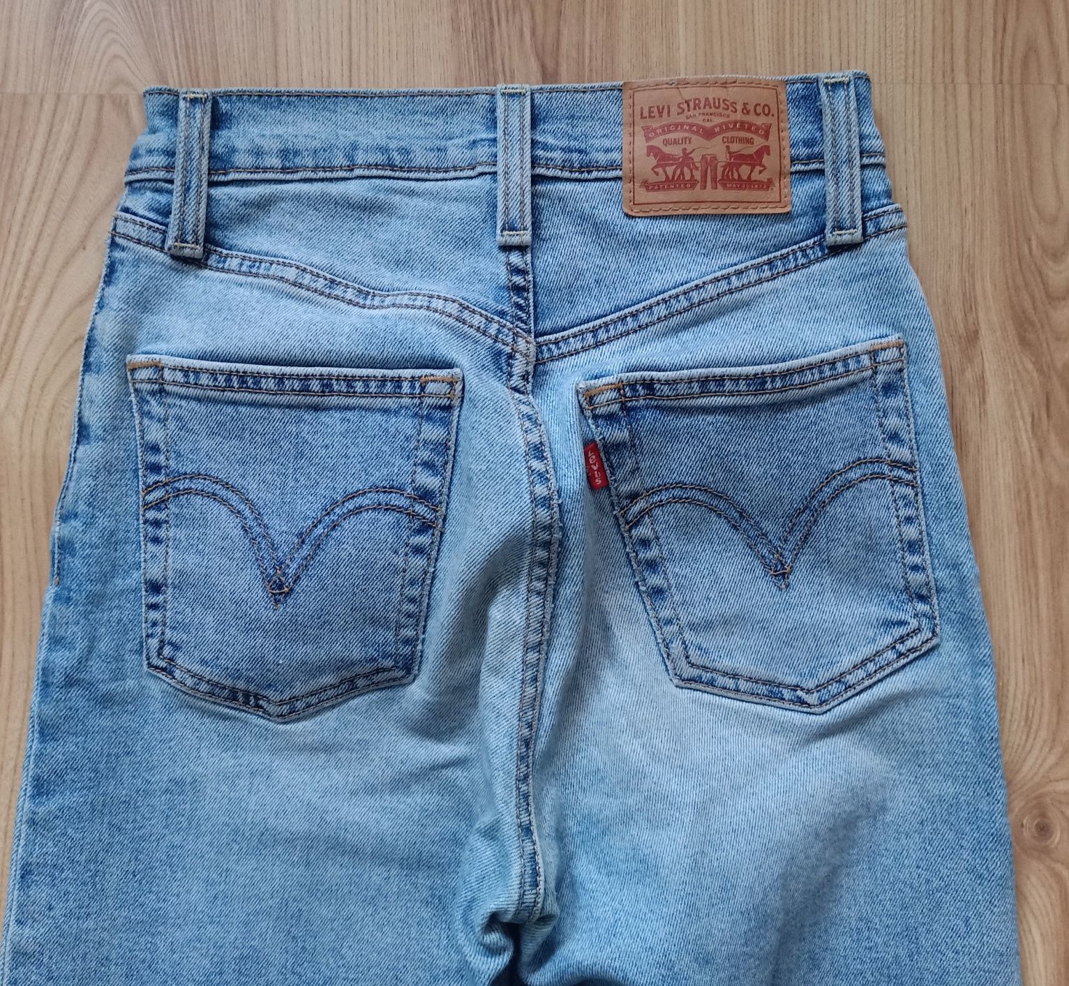 Spodnie marki Levi's - rozmiar W24 L27