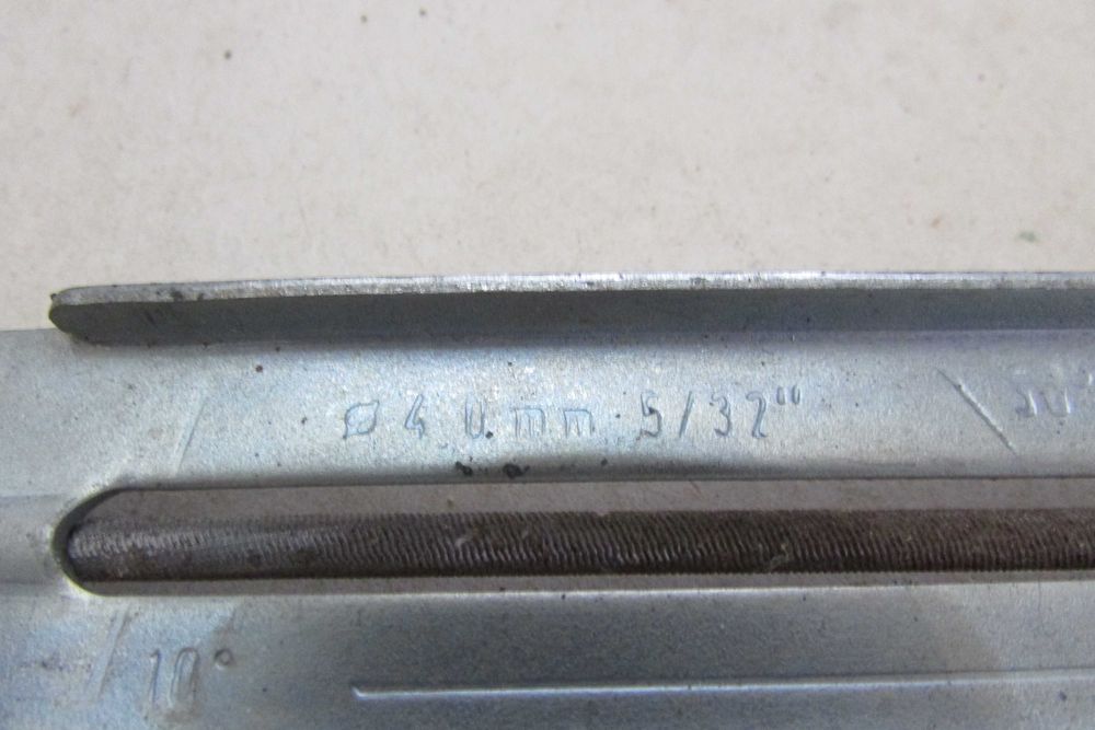 Приспосіблення для гостріння ланцюгових пил.