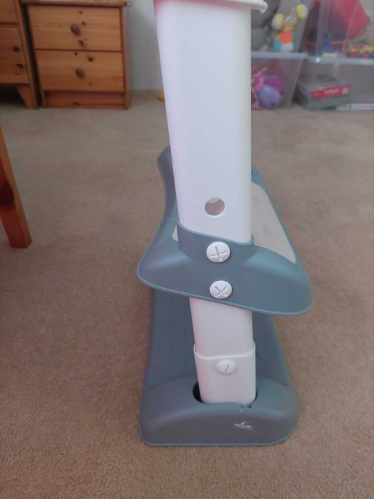 Nakladka/podnozek na sedes