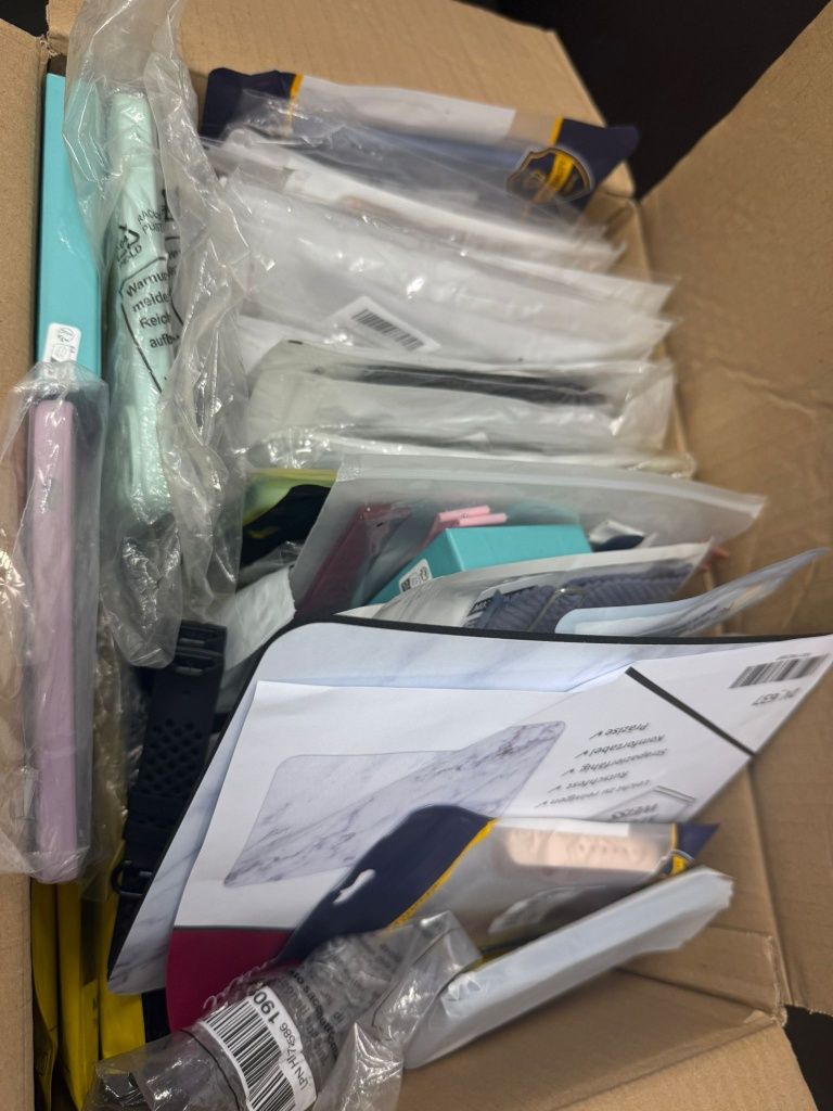 Box z Etui do telefonów i paskami do zegarków