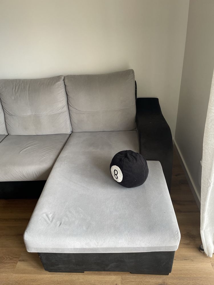 Sofá preto e cinzento com chaise longue e 2 puffs