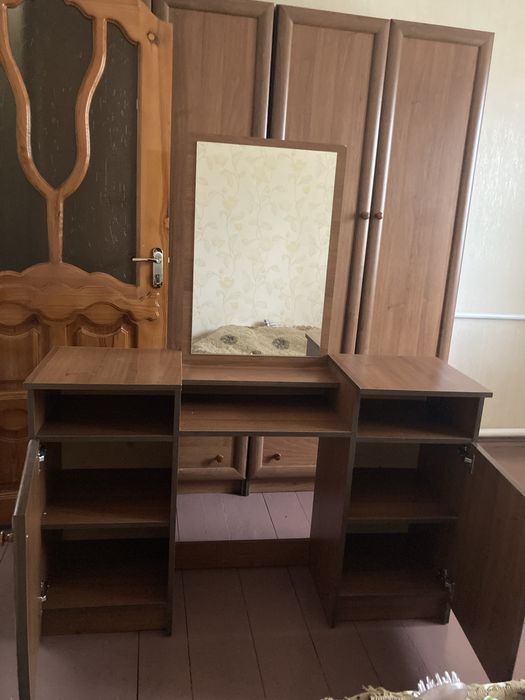 Продам тумбочку з дзеркалом