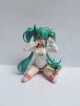 Hatsune Miku siedząca ziewająca - urocza figurka, ozdoba
