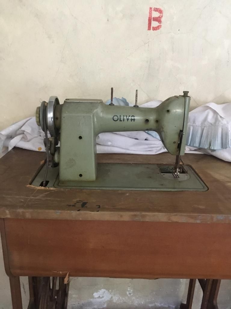 Máquina de costura Oliva c/ mesa