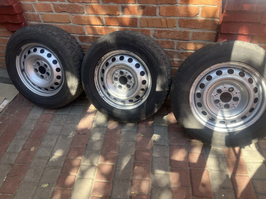 Продам резину 215/65/15 зимова з дисками Vito 639