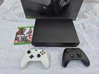 Xbox One X z dwoma padami