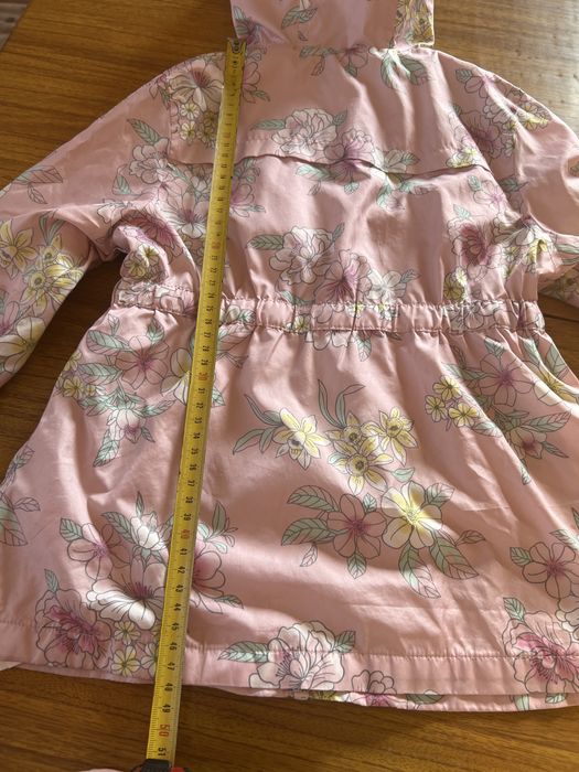 Гарна ветровка для дівчинки