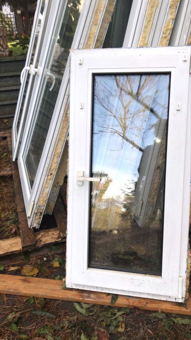 okna plastikowe dwuszybowe i parapety konglomerat  z demontażu