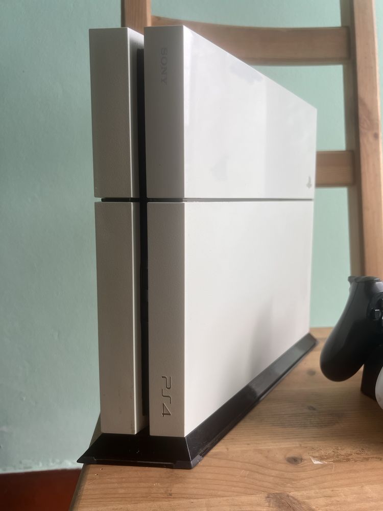 PS4 500GB + 2 comandos + Oferta carregador de 2 comando em simultaneo
