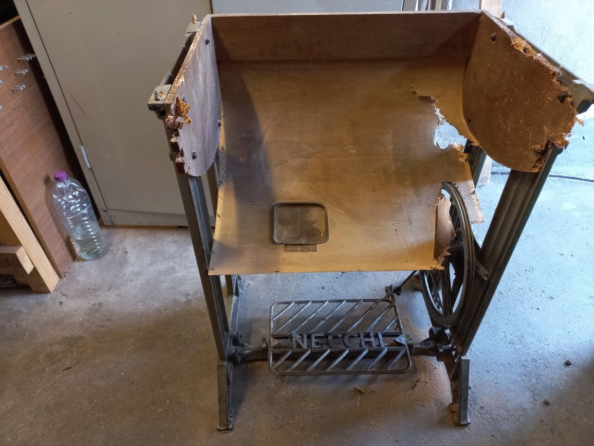 Maquina de costura antiga Necchi