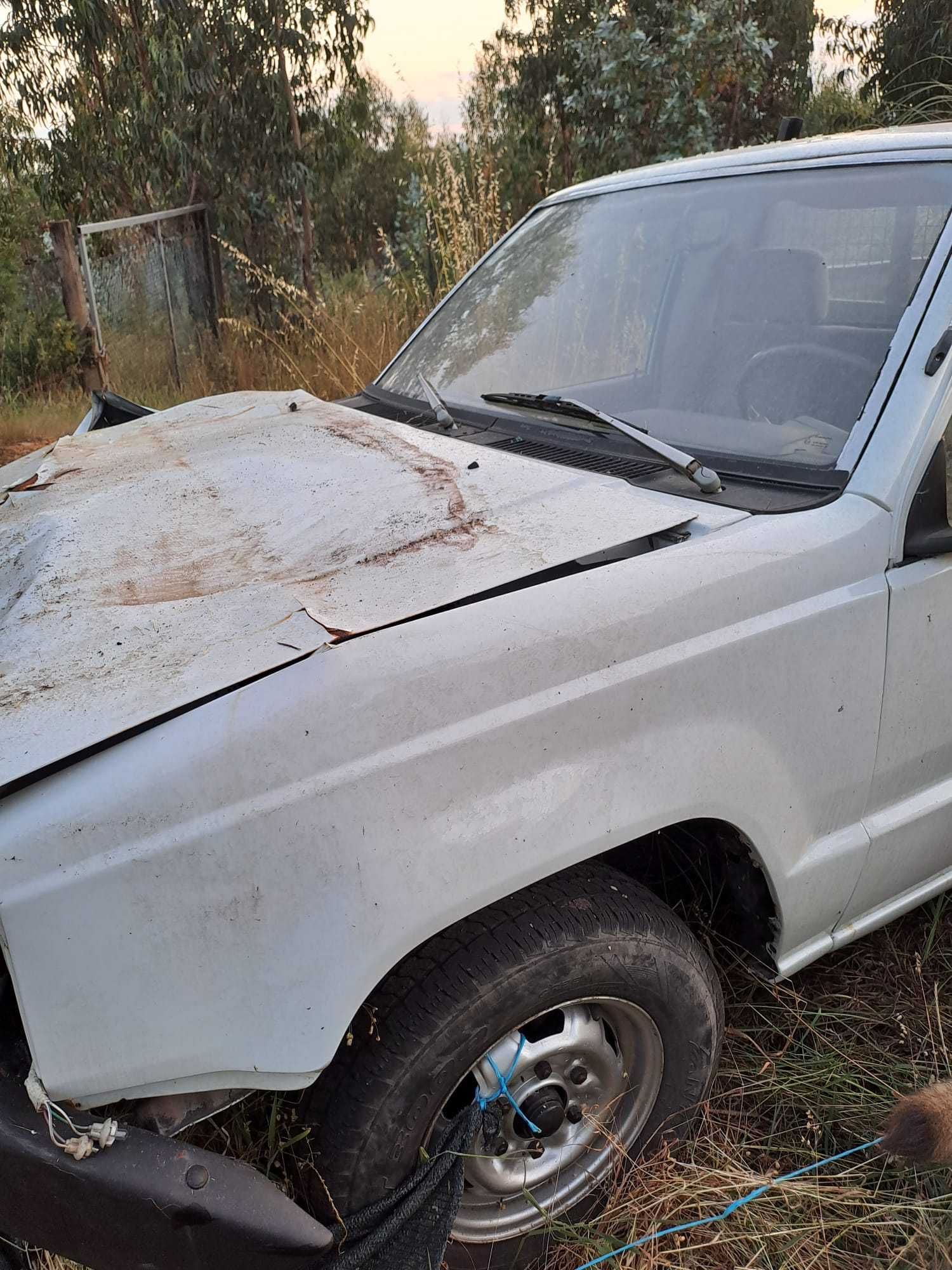 Mitsubishi L200  acidentada