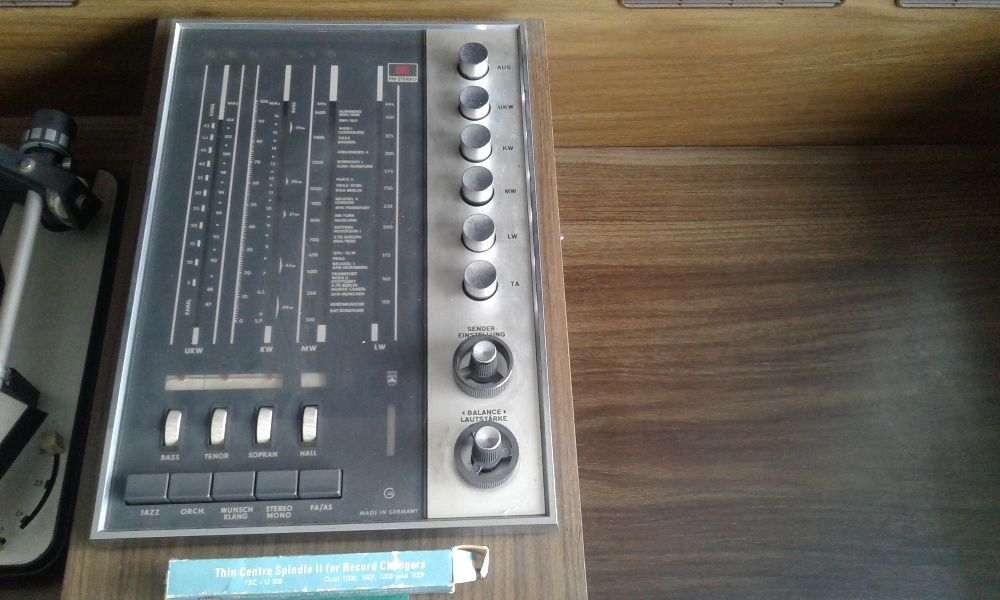 Móvel gira discos Grundig vintage