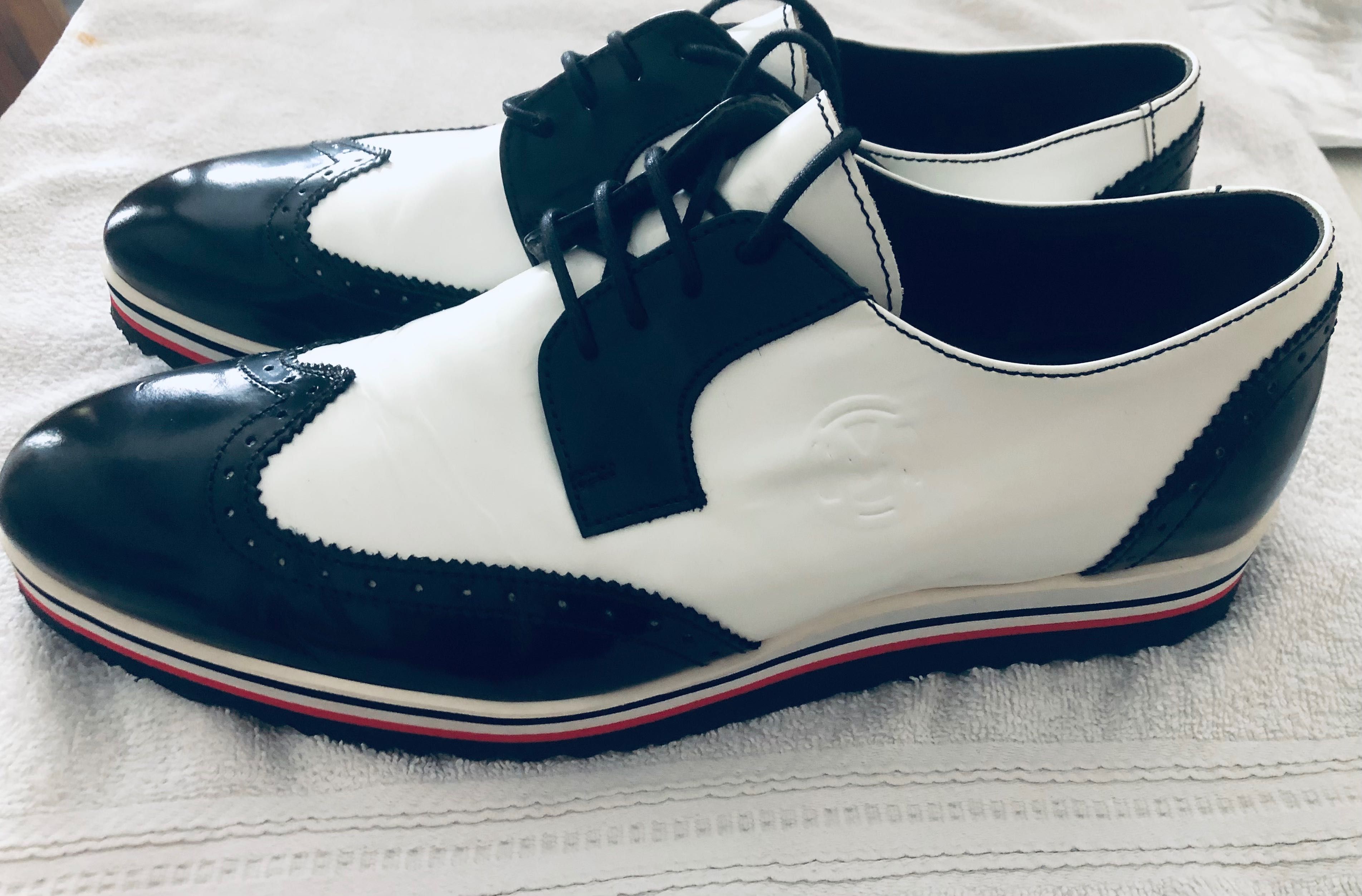 Sapatos Mikels , estão como novos , apenas usados 2 vezes