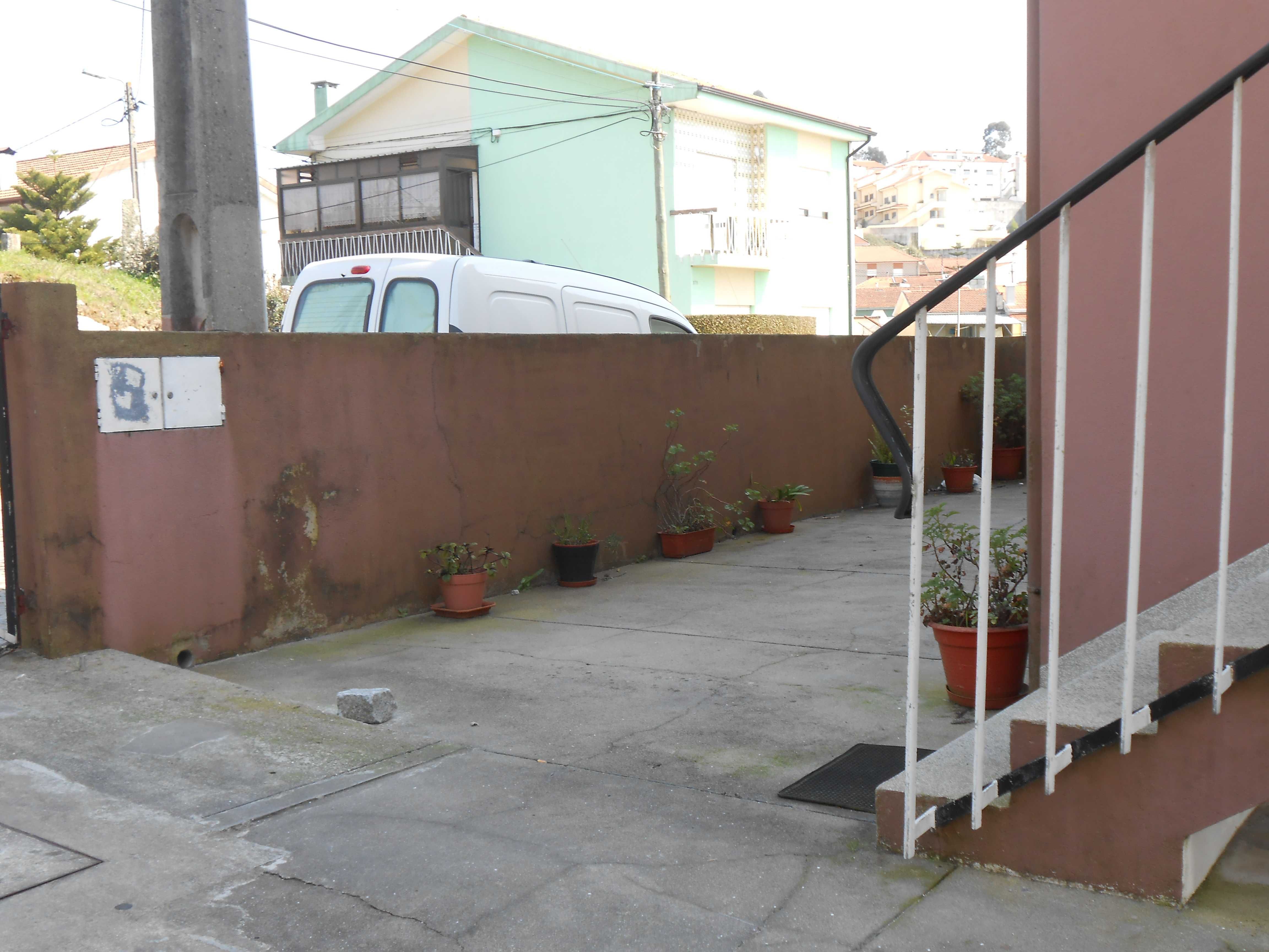 Aluga-se andar moradia T2 Baguim do Monte