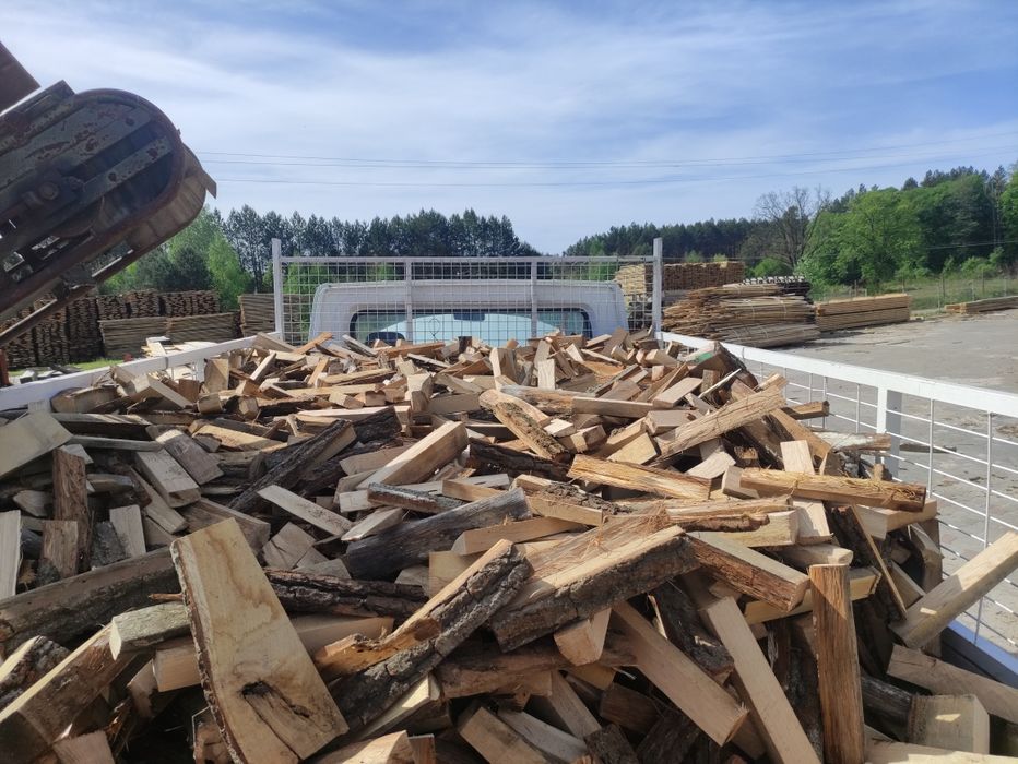 Opał dębowy sezonowany drewno opałowe do kominka  suchy oflisy oszasty