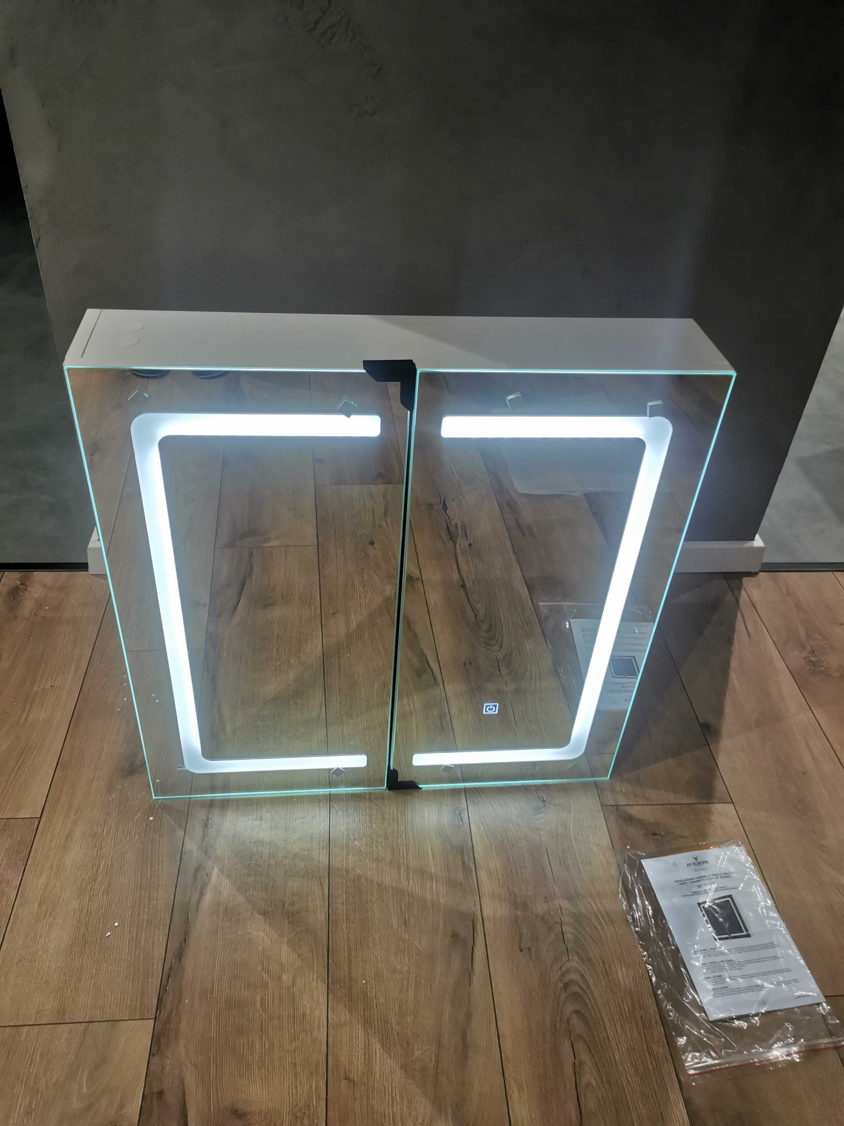 Szafka z lustrem i oświetleniem LED 65x65 cm biała Aquamarin