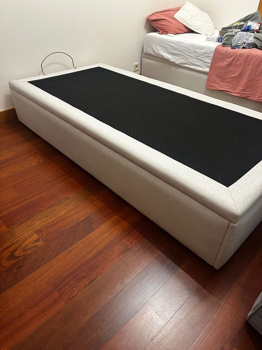Cama de solteiro em estofo