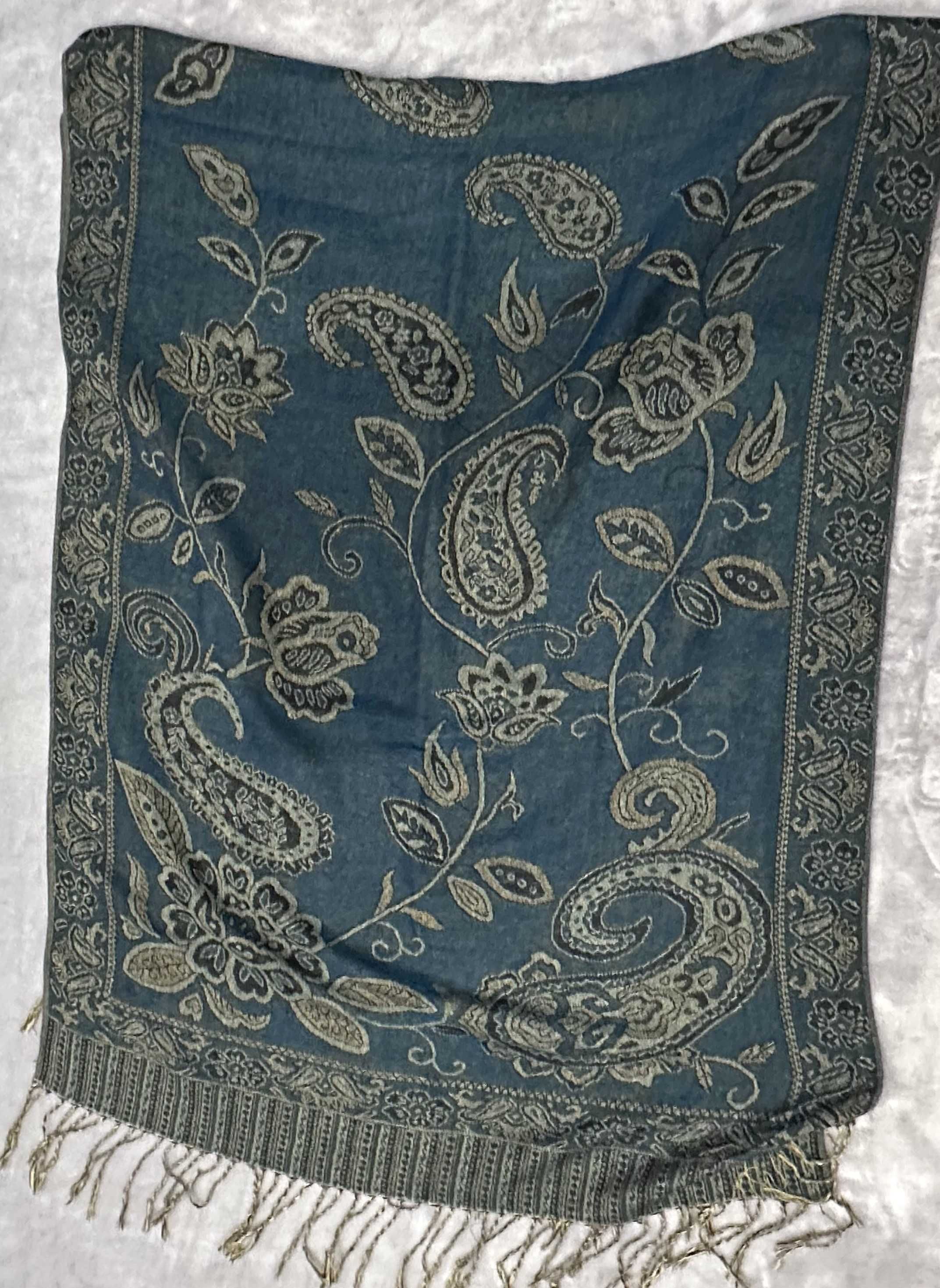 szal z frędzlami używany ok 70x180cm dwustronny