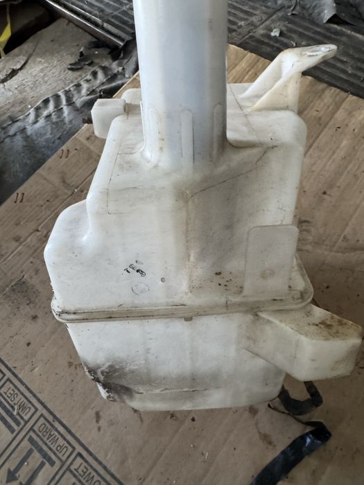 Бачок  омывателя тойота