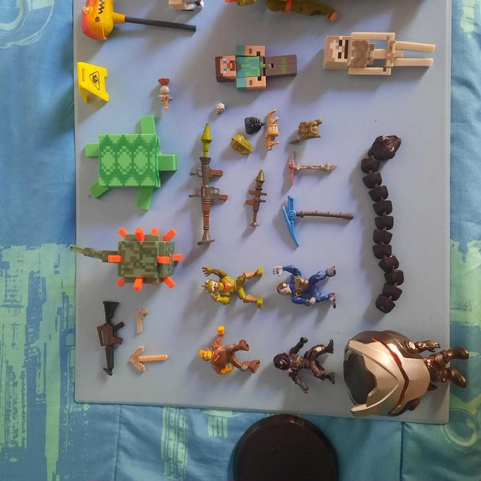 Minecraft e Fortnite – Lote de Figuras e Acessórios