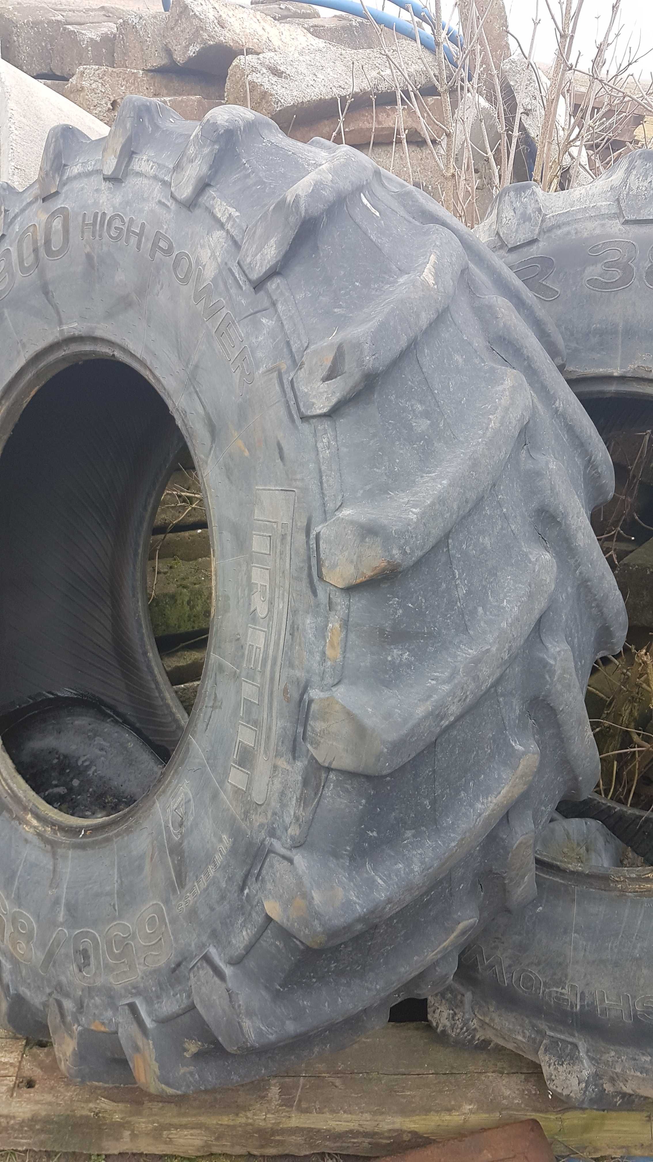 Opona Pirelli Tm 900 650/85 R38 - 2 sztuki ( jedna uszkodzona )