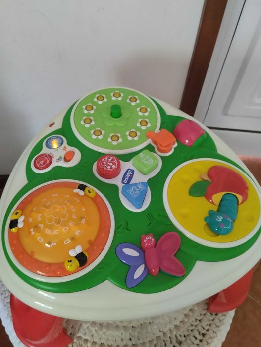 Mesa de brincar da marca Chicco com música cores e animais usada
