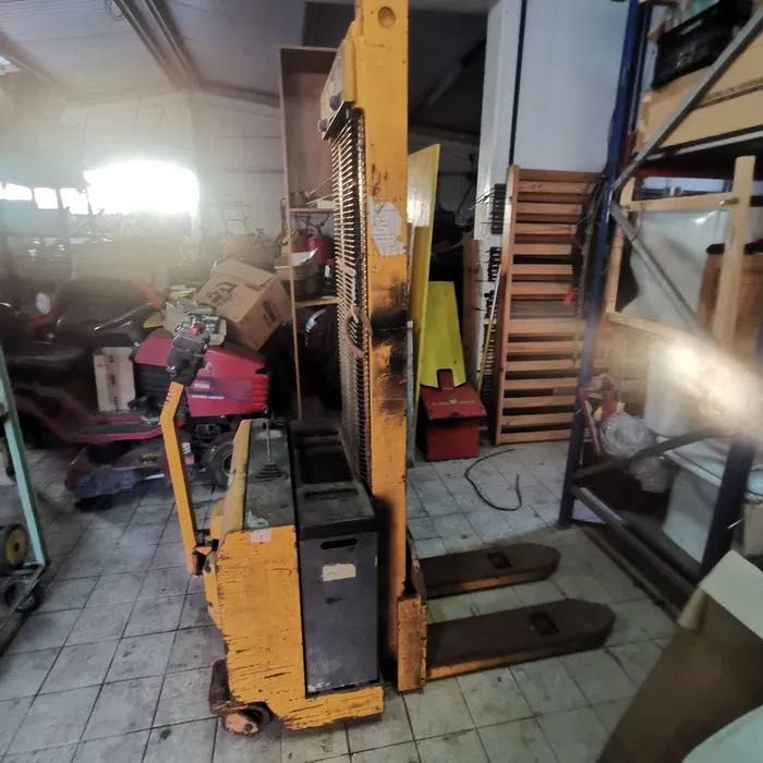 Empilhador Pimespo a baterias funcionar