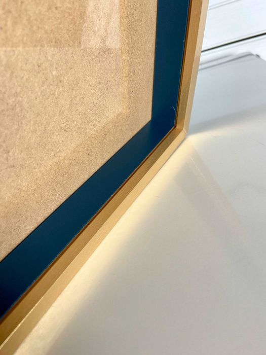 Moldura de madeira azul e dourada