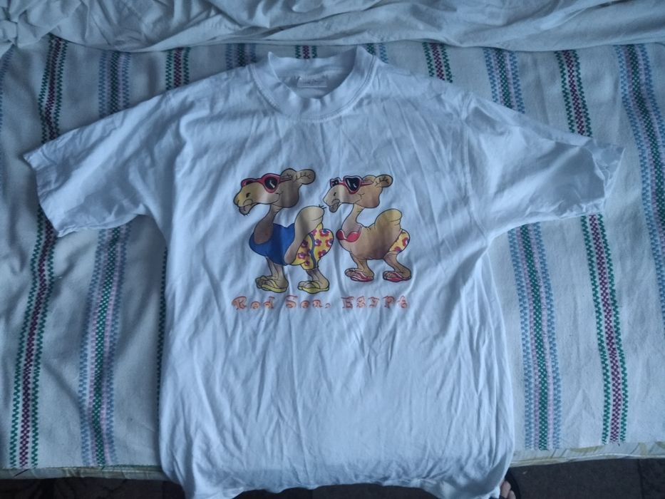 Белая футболка с принтом