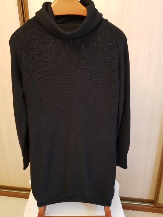 Czarna sukienka z golfem