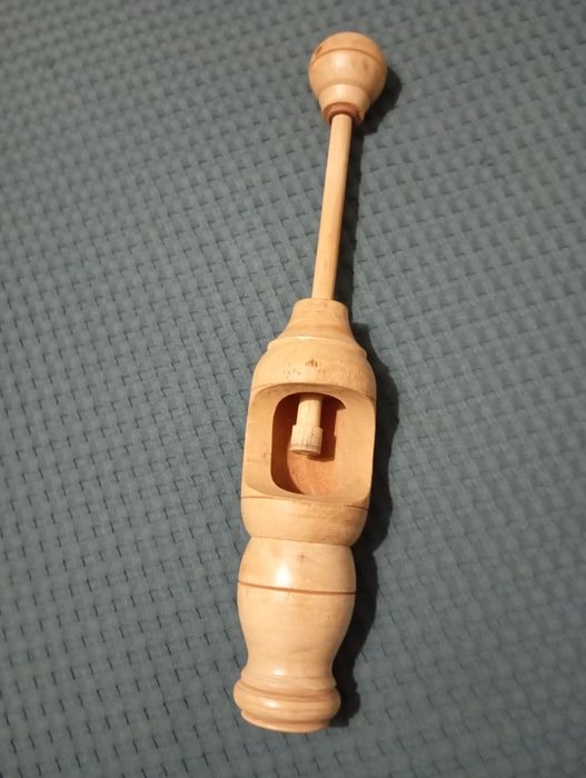 Engarrafador vintage de madeira.